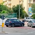 Malfunzionamento del freno a mano: auto si avvia in discesa su via Sorelle de Bari