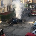 Auto in fiamme in pieno giorno in via Canonico de Beatis