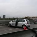 Incidente sulla 16 bis, vettura perde il controllo e finisce contro il guard rail