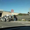 Tir contro un'auto che finisce contro il guardrail sulla 16 bis