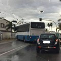 Scontro tra un bus di linea e due auto: rallentamenti in via Bisceglie