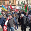 Molfettesi in piazza a Bari per la pace. Minervini: «Ho visto piangere donne ucraine»