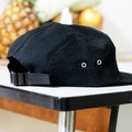 Come nasce un cappello snapback: materiali, produzione e design
