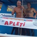 Michele Amato attraversa a nuoto lo stretto di Messina