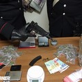 Una mitraglietta tipo Uzi e marijuana a casa di Nicola De Bari. Arrestato dai carabinieri