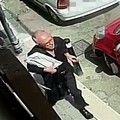Scippato un anziano: ecco il ladro, chi lo riconosce?