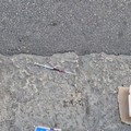 Siringa abbandonata davanti a un portone in via Carlo Alberto