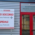 Si presenta in ospedale con una ferita d'arma da fuoco. È mistero