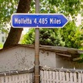 Un cartello per ricordare la distanza da Molfetta: l'idea di un molfettese d'America