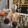 Mons. Domenico Cornacchia conferisce il mandato ai giovani pellegrini della Diocesi
