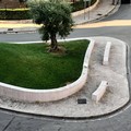 Sporcizia fino alla base del monumento a don Tonino Bello e Papa Francesco