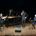 Peppe Servillo con la  "Pathos Ensemble " a Molfetta: una girandola di emozioni