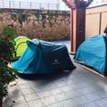 Mercatini di San Nicola, spunta un accampamento abusivo in Piazza Gramsci