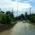 Piove e la strada diventa un fiume