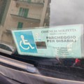 Con il pass disabili del parente morto 7 anni fa: scatta la multa