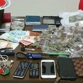 Mercato della droga nel sottano. Pusher 20enne in manette