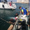 Imbarcazione affondata a Giovinazzo dopo il temporale. In azione anche volontari di Molfetta