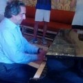 Un turista al pianoforte suona Chopin: è Riccardo Muti