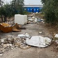 Scarti edili accatastati in una discarica improvvisata dietro l'Ipercoop