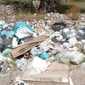 Rifiuti nelle strade di campagna, la segnalazione di un cittadino