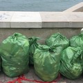 Combattere l'inciviltà con la civiltà: pulizia spontanea della spiaggia a Molfetta