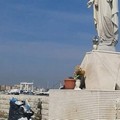 Sotto la statua della Madonna i rifiuti