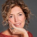 Sandra Bonzi presenta "Una parola per non morire" alle Vecchie Segherie Mastrototaro di Bisceglie