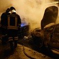 Ancora un rogo a mezzanotte, le fiamme distruggono una Fiat Bravo