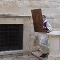 Coronavirus, don Andrea Azzollini porta da solo in processione la Madonna di Corsignano