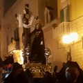 L'Addolorata rischia la caduta durante la processione. IL VIDEO