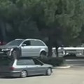 Auto trasporta un’altra auto sul tetto: scena surreale nella zona industriale di Molfetta