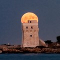 La luna che  "si immerge " a Torre Calderina: uno spettacolo magico a Molfetta