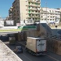Camion rimane incastrato al sottopasso di via Terlizzi