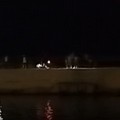 Scooter tra le persone sul molo di Cala Sant'Andrea a Molfetta