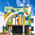 Un murales sulla facciata degli uffici comunali di Molfetta per il progetto «POV»