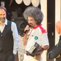 Caparezza riceve la Targa Tenco 2026 a Sanremo: «È stato davvero un bel viaggio»