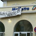 Comparso striscione anarchico alla Stazione Ferroviaria di Molfetta