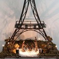 La natività sotto la Torre Eiffel: un presepe omaggio alla vittime di Parigi