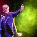 Uccio de Santis a Molfetta tra ilarità e barzellette