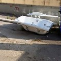 Una vasca da bagno abbandonata lungo la strada