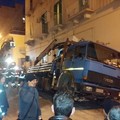 Via Trieste, cede l'asfalto e un mezzo pesante rimane incastrato