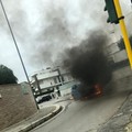 Auto prende fuoco all'incrocio tra via Berlinguer e ponte Schiva Zappa