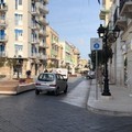 Auto ancora in transito sul tratto di Corso Umberto chiuso al traffico