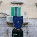Niente processione dei Cinque Misteri a Molfetta ma Casa Poli espone il suo drappo