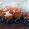 Arrivano i banchi a rotelle ma le scuole sono chiuse. Salvini cita l'esempio di Molfetta
