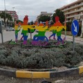 Bimbi in girotondo nella scultura collocata sulla rotatoria di Via Salvemini