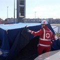 Una tenda all'esterno dell'hub vaccinale di Molfetta per garantire riparo in attesa