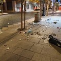 I vandali della notte a Molfetta: rifiuti in strada su Corso Umberto