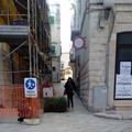 Una fioriera e un cantiere bloccano il passaggio in Via Sigismondo. Un lettore: «Un danno alla circolazione»