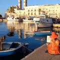 Incantata dal Duomo di Molfetta al tramonto, pittrice americana lo disegna dal porto